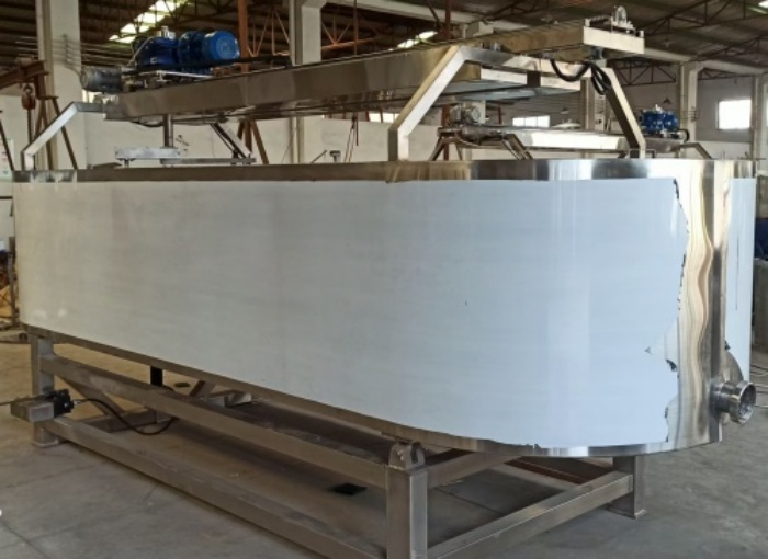 公司新增奶酪制作設(shè)備—不銹鋼奶酪槽、奶油摔打機(jī)